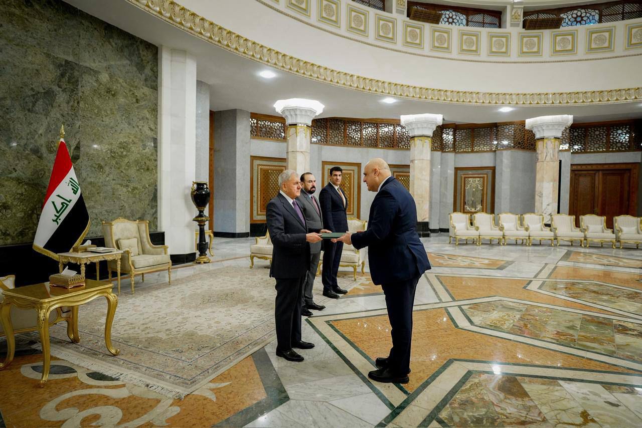 Azərbaycan Respublikasının İraq Respublikasındakı səfiri Eldar Səlimov etimadnaməsini İraq Respublikasının Prezidenti Əbdüllətif Camal Rəşidə təqdim etmişdir Xeber basligi